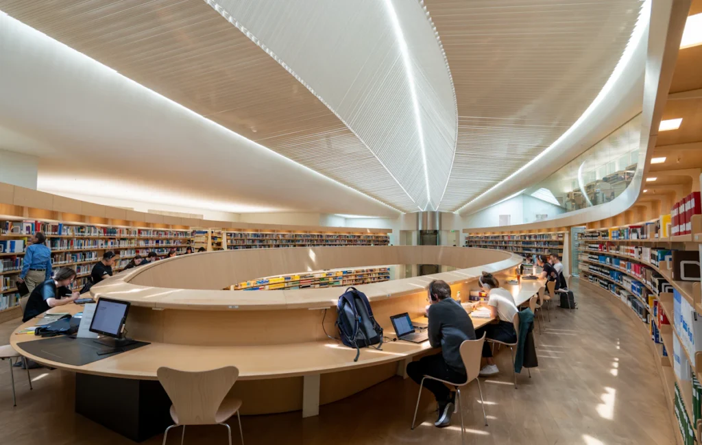 Étudiants dans une bibliothèque universitaire moderne