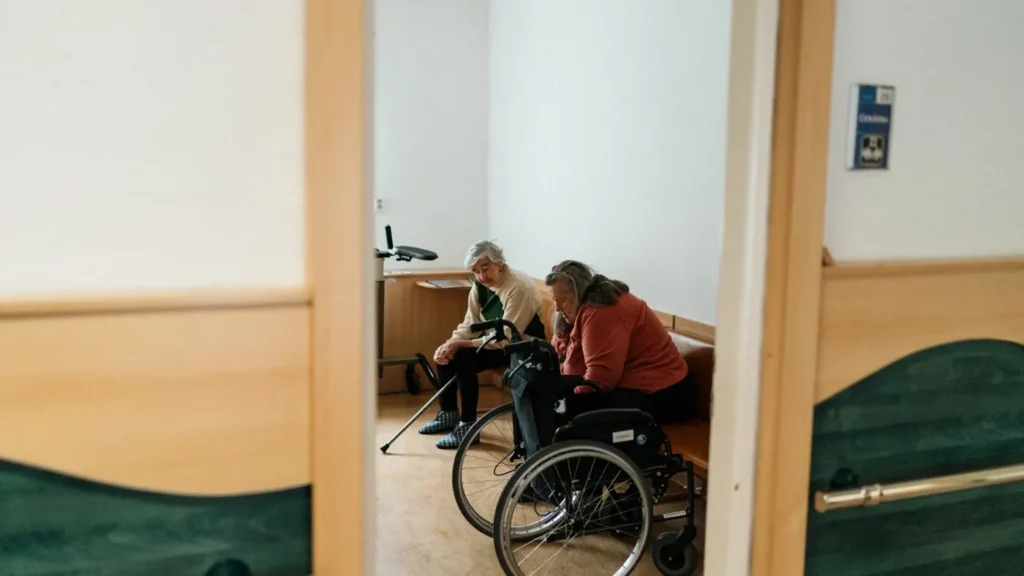 Deux résidentes discutent dans une maison de retraite